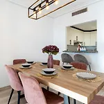 Superb Location Beachfront , 3 Bed With Terrace 아파트 *