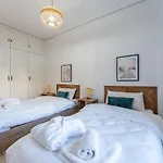 Superb Location Beachfront , 3 Bed With Terrace 아파트 *