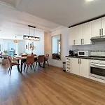 Superb Location Beachfront , 3 Bed With Terrace 푸엔히롤라