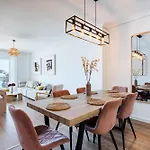 Superb Location Beachfront , 3 Bed With Terrace 아파트 *