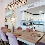 아파트 Superb Location Beachfront , 3 Bed With Terrace