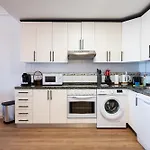 Superb Location Beachfront , 3 Bed With Terrace 아파트 푸엔히롤라