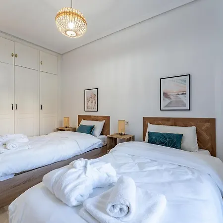 Superb Location Beachfront , 3 Bed With Terrace Apartamento *