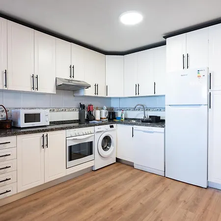Superb Location Beachfront , 3 Bed With Terrace * פואנגירולה